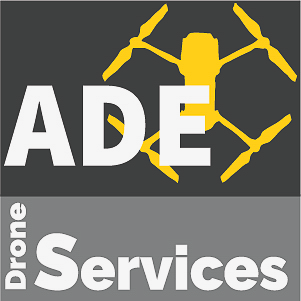 Logo de l'entreprise ADE Drone Services : un drone volant au-dessus d'une scène avec des bâtiments et des paysages